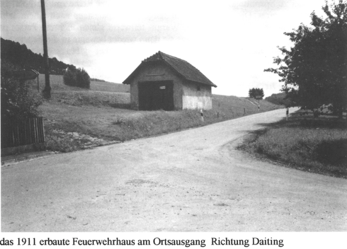 das 1911 erbaute Feuerwehrhaus am Ortsausgang Richtung Daiting